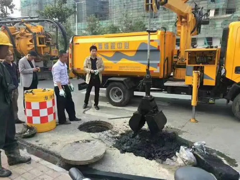 渭城街道：网格员化身“清道夫”，为民解忧疏通“堵心”化粪池